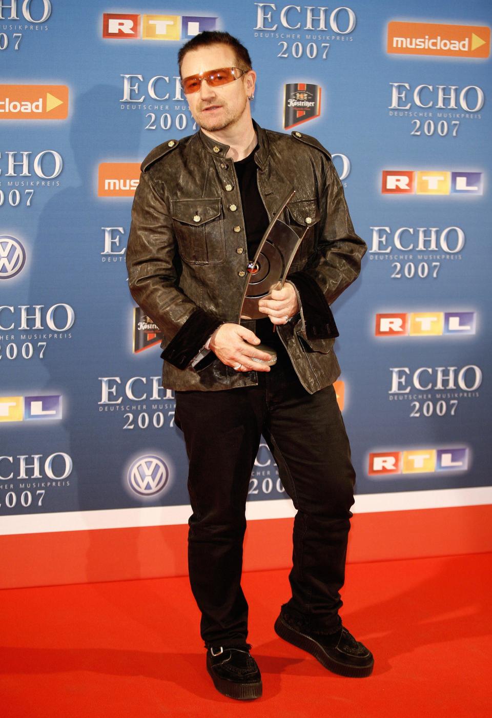 Den Anfang macht Bono von "U2". Der irische Musiker erschien gewohnt lässig und posierte für die wartenden Fotografen cool auf dem roten Teppich. Nicht der einzige gut gelaunte Promi, der 2007 den Echo besuchte. (Bild-Copyright: WENN.com)
