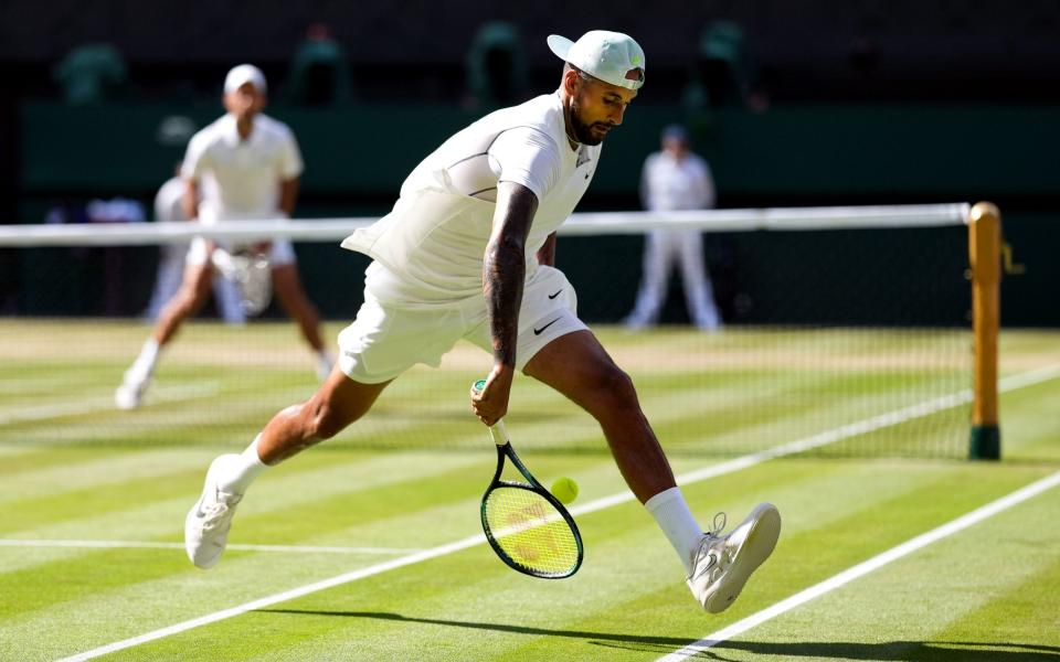 Nick Kyrgios juega un tiro entre sus piernas durante la final de los singles de caballeros contra Novak Djokovic el día catorce del Campeonato de Wimbledon 2022 en el All England Lawn Tennis and Croquet Club, Wimbledon - PA