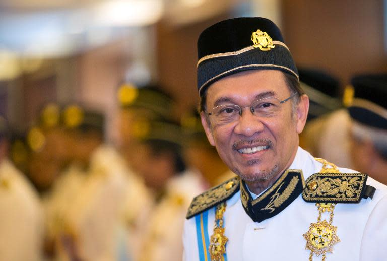 Malayisan opposition leader Anwar Ibrahim arrives at the first parliamentary session after the May 5 general elections at Parliament in Kuala Lumpur on June 25, 2013