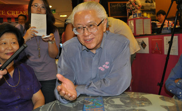 Dr Tony Tan speaks to social entrepreneurs at Professor Brawn Cafe. (Yahoo! photo)
