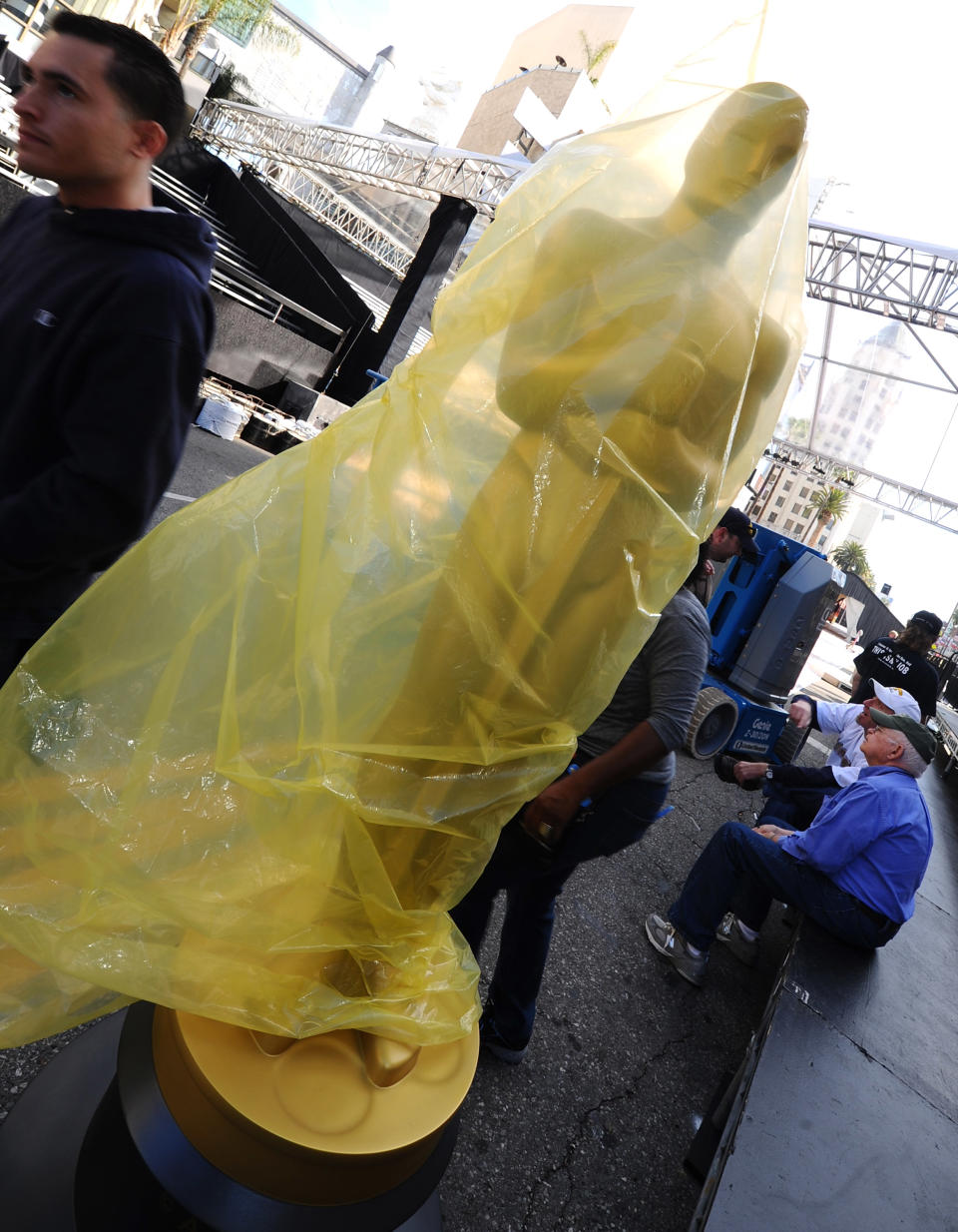 HOLLYWOOD, CA - FEBRUARY 22: Crew members carry a Oscar Statue for the red carpet for the 84th Annual Academy Awards at Hollywood and Highland on February 22, 2012 in Hollywood, California. (Photo by Michael Buckner/Getty Images)