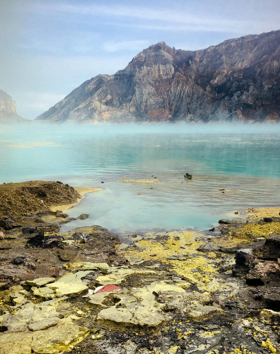 Laguna con agua ácida de color azul claro