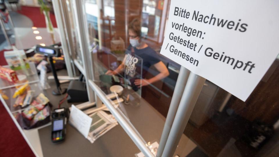 An der Kinokasse: «Bitte Nachweis vorlegen: Getestet, Geimpft, Genesen».