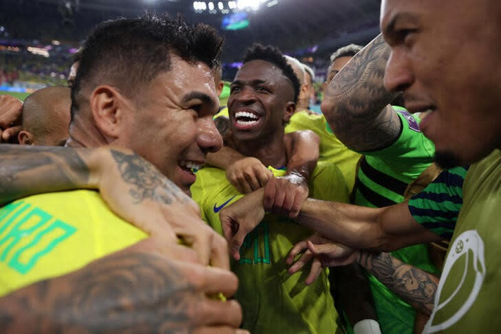 Foto del lunes del centrocampista de Brasil Casemiro celebrando con sus compa;eros tras marcar ante Suiza