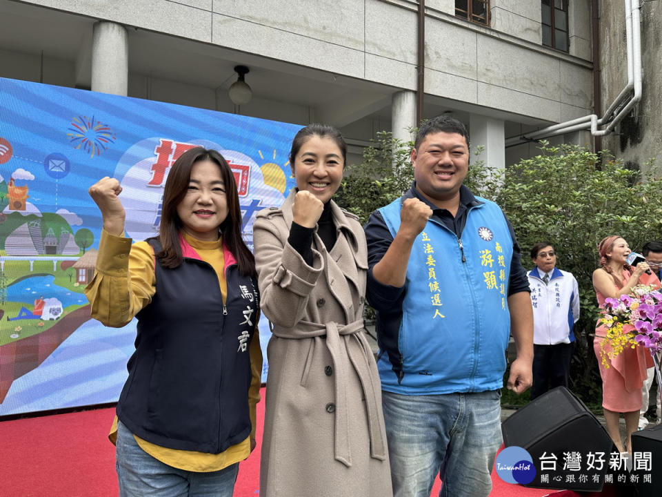 馬立委許縣長與游顥互勉要更努力為南投。（記者扶小萍攝）