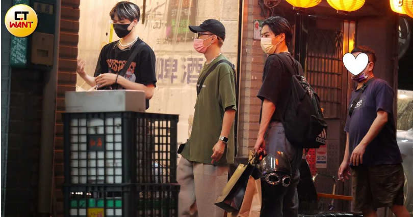 林佳辰（右二起）拎著安全帽、手上大包小包，與陳水豐、周祖安一同趕到餐廳。（圖／本刊攝影組）