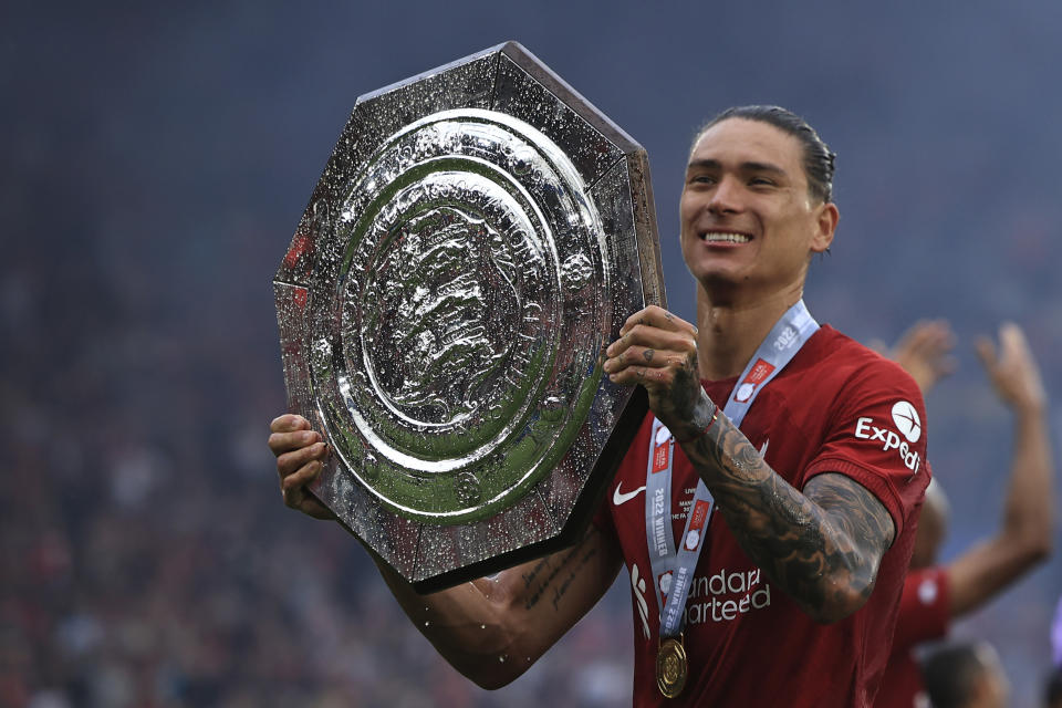 El delantero de Liverpool Darwin Núñez celebra tras ganar el Community Shield al vencer al Manchester City, el sábado 30 de julio de 2022, en Leicester. (AP Foto/Leila Coker)