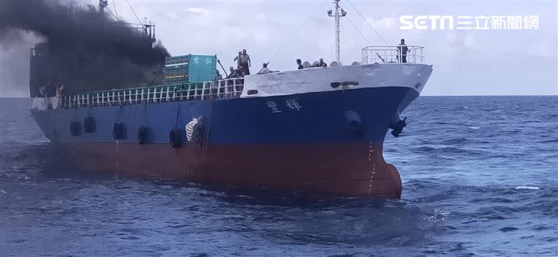 台籍貨輪「輝豐」號，發生火燒船事故，船上12人受困。（圖／翻攝畫面）