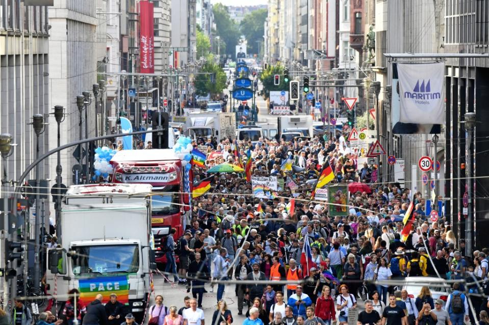 Teilnehmer sammeln sich in der Friedrichstraße zu einer Demonstration gegen die Corona-Maßnahmen.<span class="copyright">Paul Zinken / dpa</span>