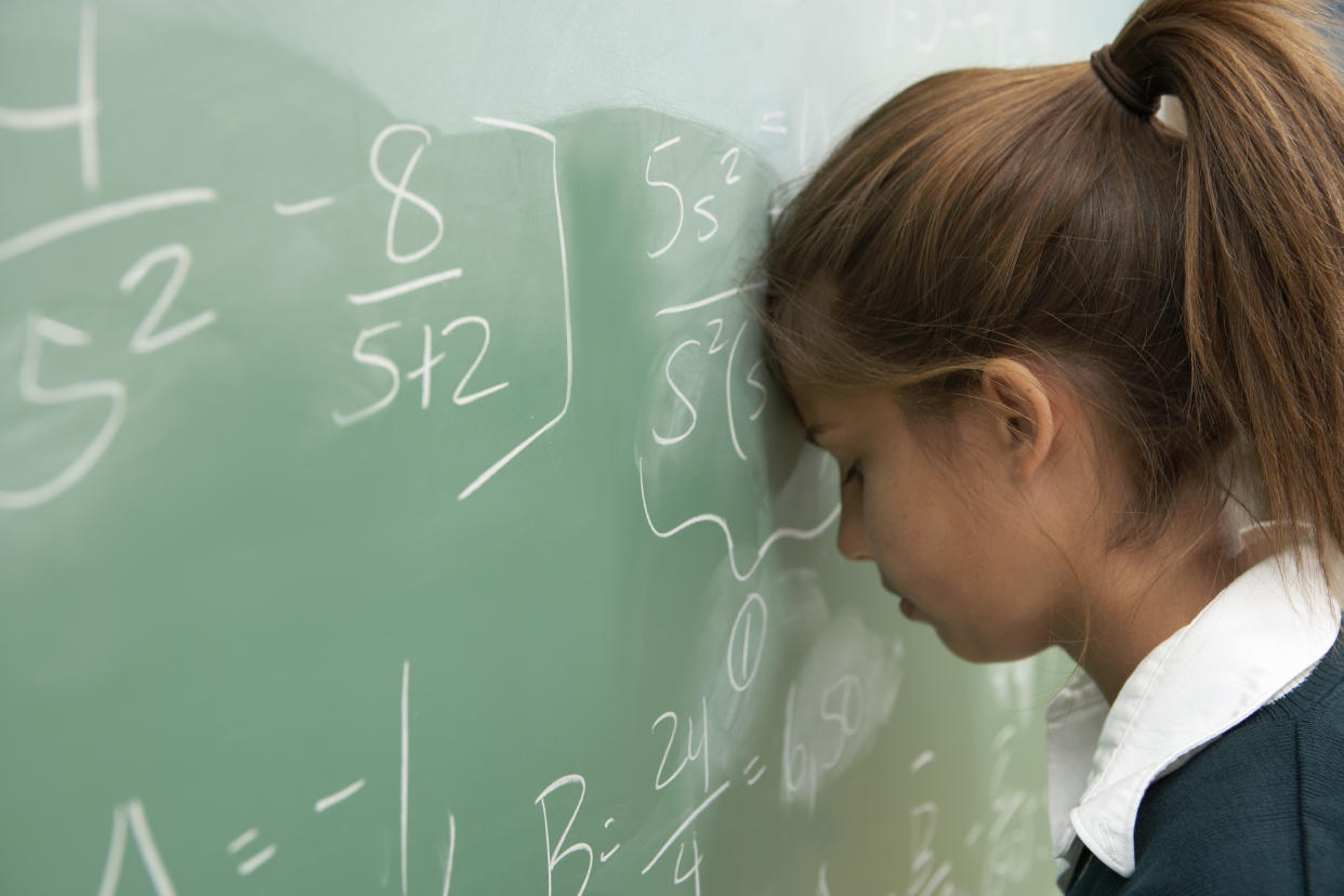 En España, ya en 4º de Educación Primaria existe una brecha de género en el rendimiento en matemáticas que, además, ha crecido en los últimos años, según el informe de EsadeEcPolEn. (Getty Images)