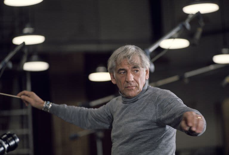 Leonard Bernstein en Nueva York, durante una jornada de grabación, a mediados de la década del setenta