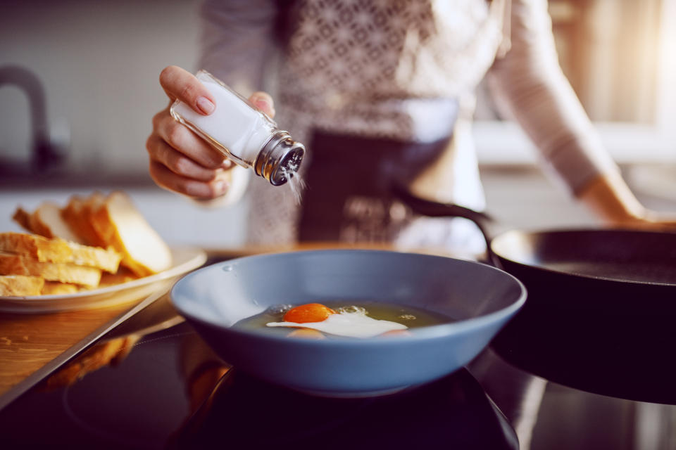 Nicht nur verstecktes Salz, sondern auch ständiges Nachsalzen kann der Gesundheit schaden (Bild: Getty Images)