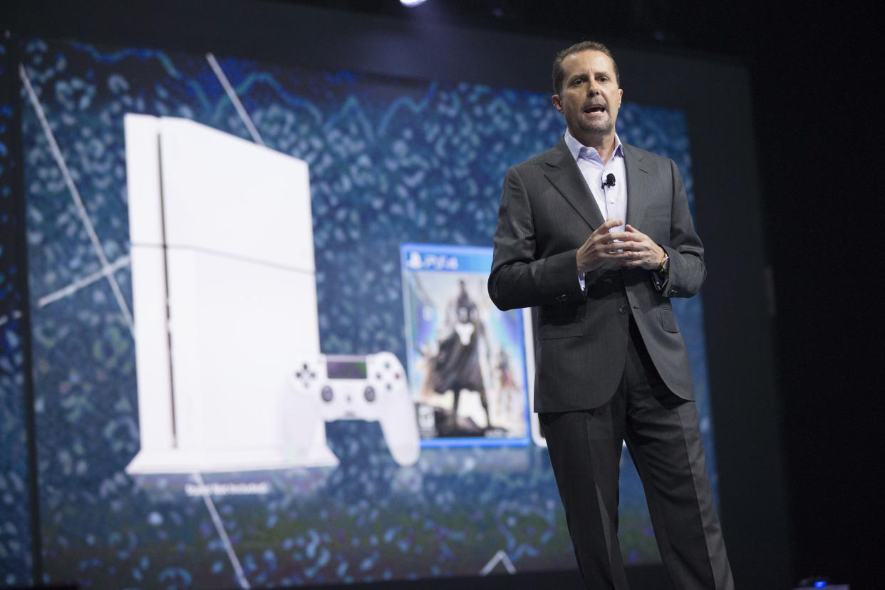 Andrew House, President and Group Chief Executive Officer of Sony Computer Entertainment, presents a white PlayStation 4 during a media briefing before the opening day of the Electronic Entertainment Expo, or E3, at the Memorial Sports Arena in Los Angeles, California June 9, 2014.  REUTERS/Mario Anzuoni  (UNITED STATES - Tags: SCIENCE TECHNOLOGY BUSINESS SOCIETY)