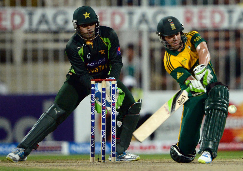 South African captain AB de Villiers (R) plays a shot during the fifth and final day-night international at Sharjah Cricket Stadium in Sharjah on November 11, 2013. South Africa are winning the five-match series with an unbeatable 3-1 lead. AFP PHOTO/ASIF HASSAN