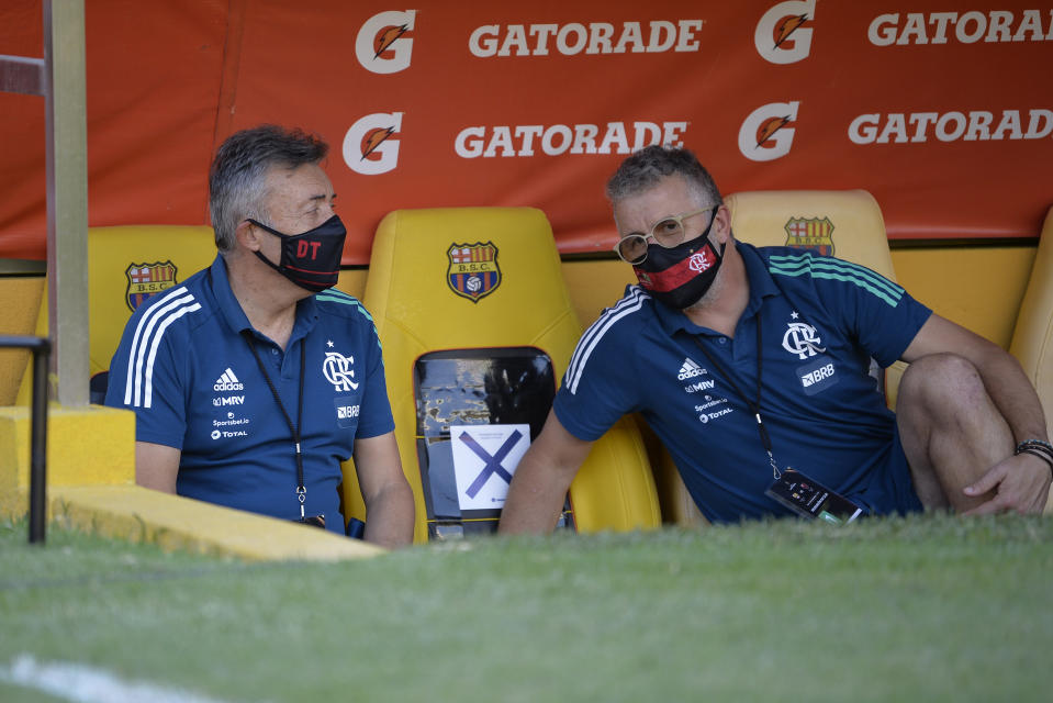 El entrenador del Flamengo, Diminic Torrent (izquierda), habla con un asistente durante un encuentro de la Copa Libertadores ante Barcelona de Ecuador, el martes 22 de septiembre de 2022, en Guayaquil (Rodrigo Buendía/POOL via AP)