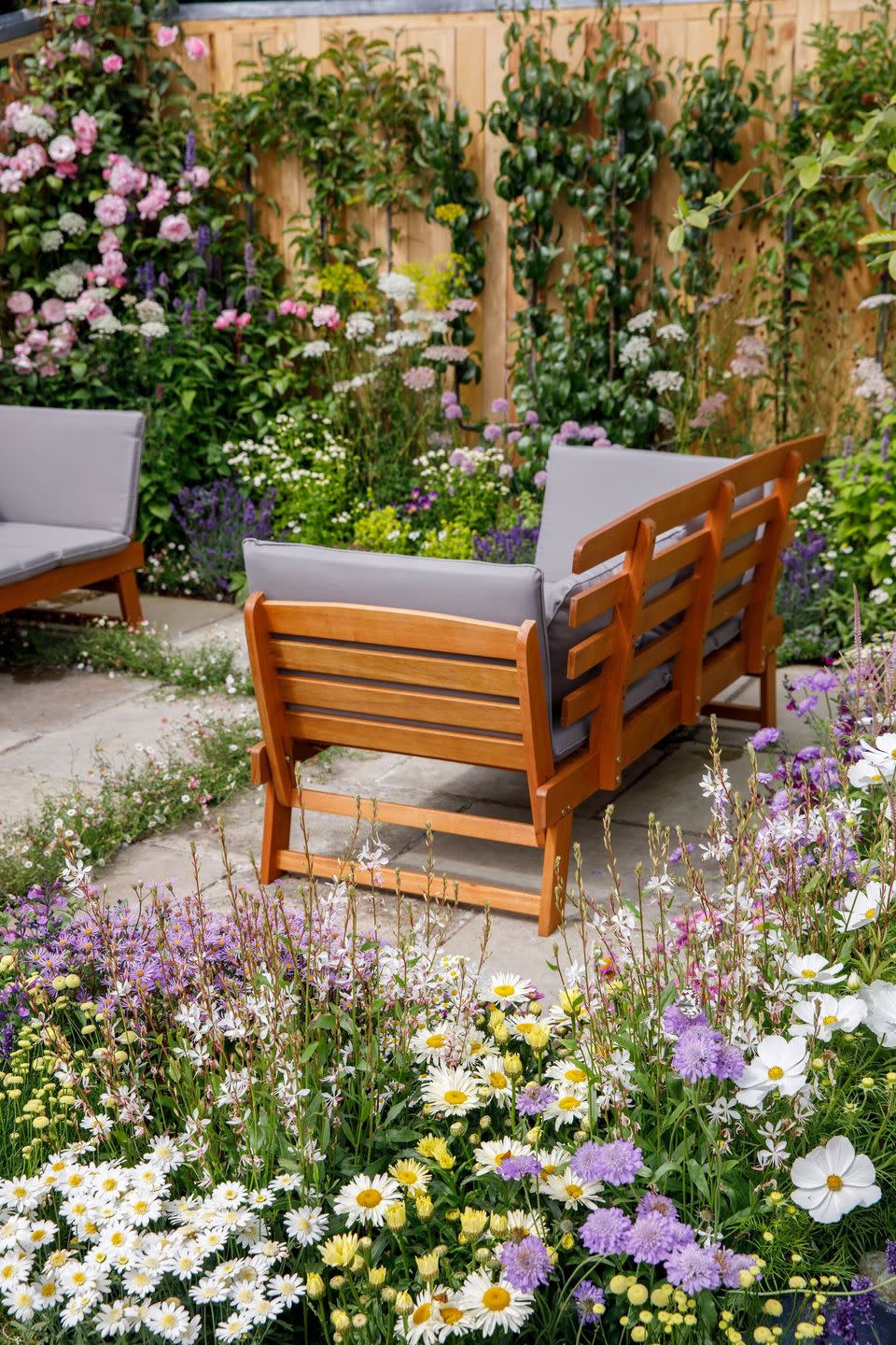 <p><strong>GET STARTED GARDEN<strong> | Awarded: Silver</strong>-Gilt | <strong>People’s Choice Award (Best Get Started / Global Impact Garden)</strong></strong></p><p>This garden is inspired by the designer's love of daisies and influenced by the social media hashtag #knolling (the process of arranging related objects in parallel or 90-degree angles).<br></p><p>Designed for people who find physical work a challenge, this garden illustrates how a garden's design can impact an individual’s ability to function and flourish in a space. There are modular walls made from repurposed timber for storage and display, and hard landscaping constructed from reclaimed paving. <br></p>