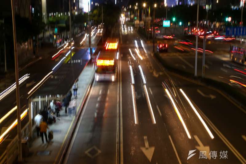 20210413-犯罪被害人專題配圖，夜景車軌。（顏麟宇攝）