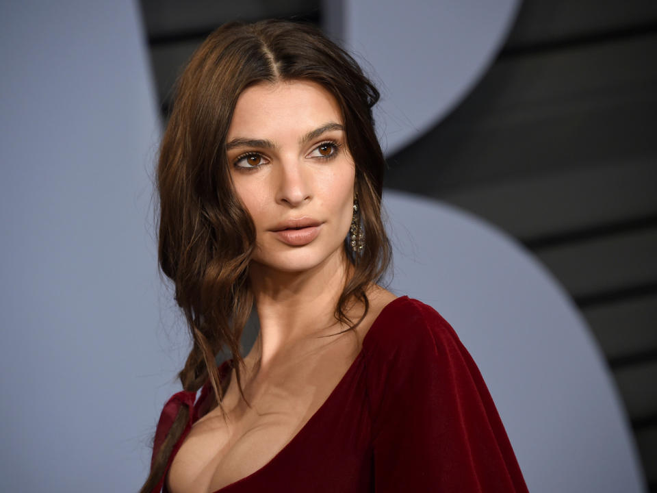 Emily Ratajkowski hat eine Oberweite, für die sie viele Frauen beneiden. (Bild-Copyright: Evan Agostini/Invision/AP)