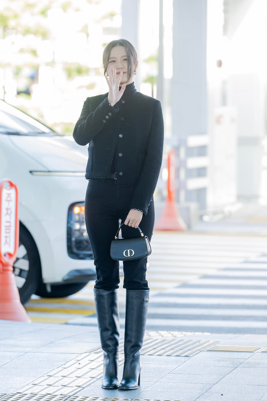 Jisoo wears a black DIOR airport look as she prepares to attend Paris Fashion Week! Handbag fans are eyeing the black and gold 30 Montaigne Avenue handbag in her hand