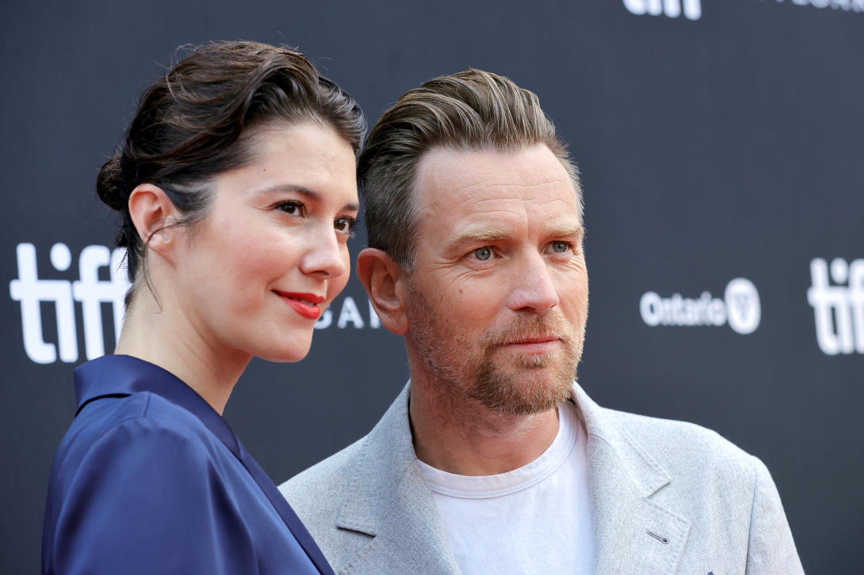 TORONTO, ONTARIO - SEPTEMBER 12: (L-R) Mary Elizabeth Winstead and Ewan McGregor attend the 