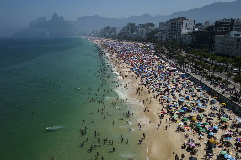 La playa de Ipanema, repleta de bañistas. (AP/Bruna Prado)