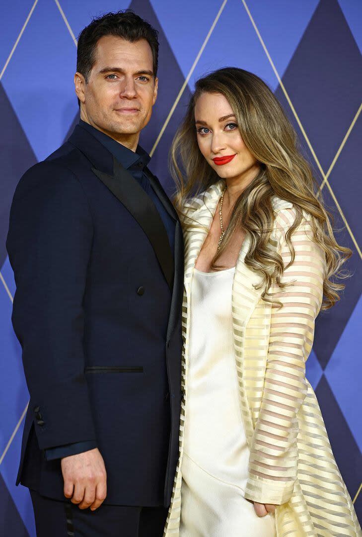 Sempre apuesto, el actor británico Henry Cavill fue muy elegante a la premiere de Argylle. Junto a él, también con un look que llamó la atención por lo distinguido, su novia, Natalie Viscuso