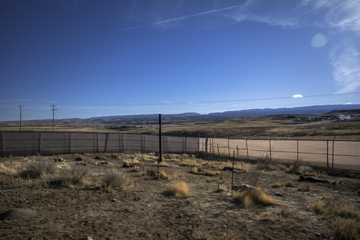 Cuerpos donados a la ciencia expuestos al sol en la estación de investigación forense de la Universidad Colorado Mesa en Whitewater, Colorado. (Meridith Kohut/The New York Times)
