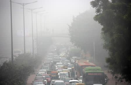 Morning traffic during heavy fog in Delhi, India December 1, 2016. REUTERS/Cathal McNaughton