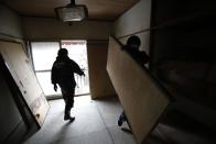 Los trabajadores se llevan los bloques de tatami de un apartamento de Tokio.
