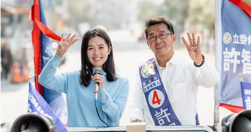 在投票倒數前兩天，立委許智傑女兒再度陪同父親車掃，許女也用台語、英語和華語3聲道，為爸爸當麥克風喊「凍蒜」助選。（圖／許智傑提供）