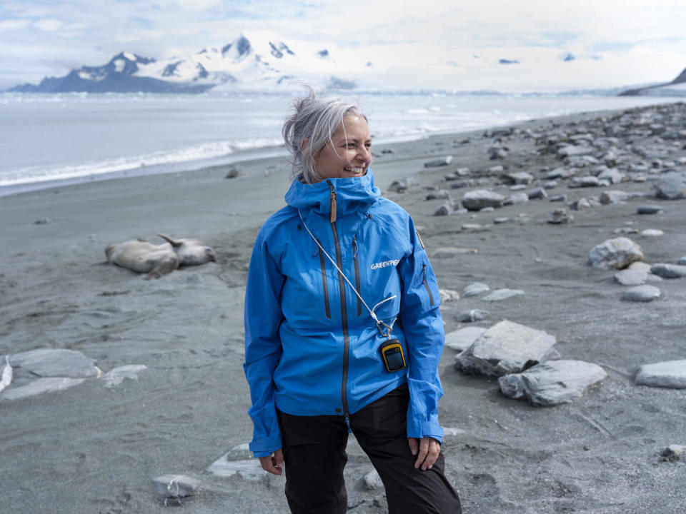 2020年1月，生態學教授Kirsten Thompson於南極進行化學物研究，採集樣本調查人類對自然生態影響現況。