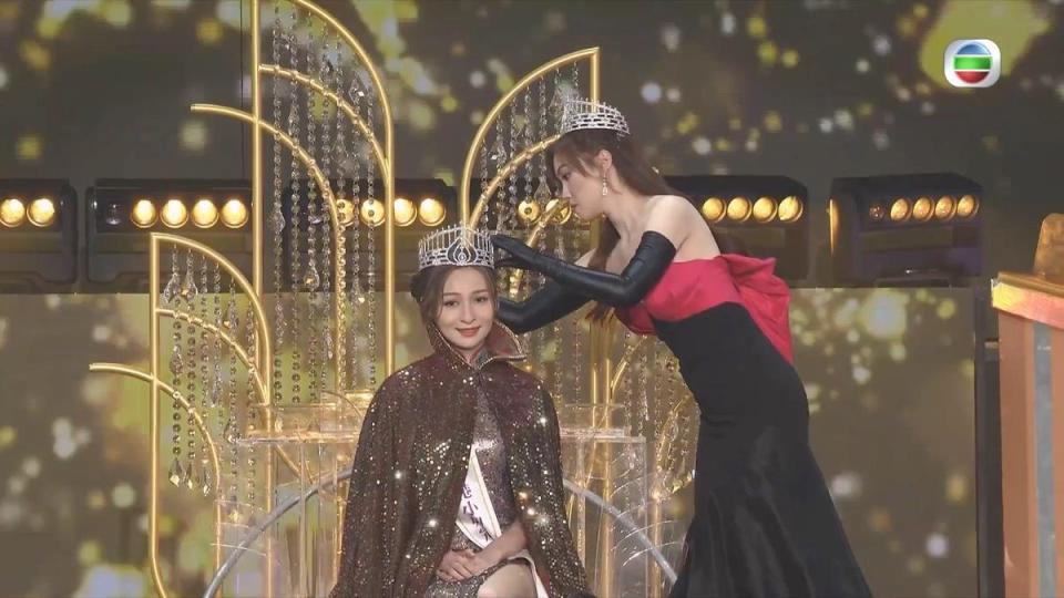 林鈺洧奪下2022年香港小姐后座，由去年冠軍為她加冕。（翻攝TVB官方微博）