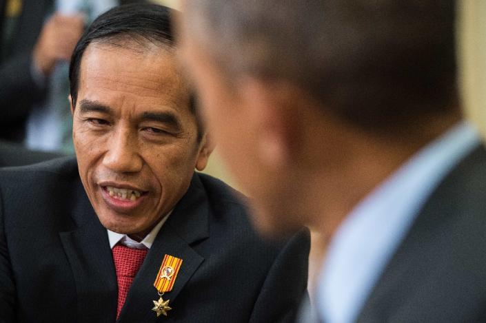 Indonesian President Joko Widodo speaks with his US counterpart Barack Obama during a meeting in the Oval Office at the White House in Washington, DC, on October 26, 2015 (AFP Photo/Nicholas Kamm)