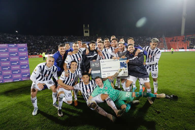 El cheque simbólico por el premio económico que recibió Talleres en Mendoza, tras eliminar de la Copa Argentina a River; en octavos de final, la T se medirá con el ganador de Colón vs. Lanús.