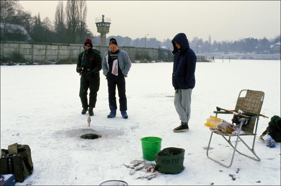 <p>Varias personas posan junto al muro en un día nevado. Están pescando en el hielo. (Photo by Patrick PIEL/Gamma-Rapho via Getty Images)</p> 