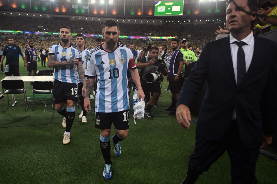 Messi abandona el campo junto a su equipo