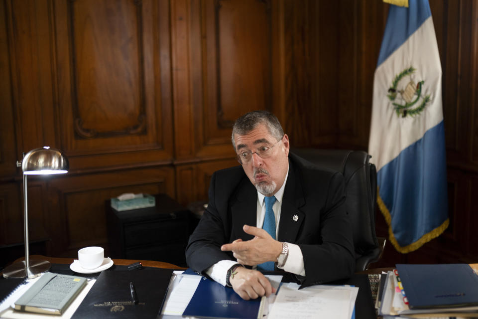 El presidente de Guatemala, Bernardo Arévalo, gesticula durante una entrevista en el Palacio Nacional de Ciudad de Guatemala, el jueves 20 de junio de 2024. (AP Foto/Santiago Billy)