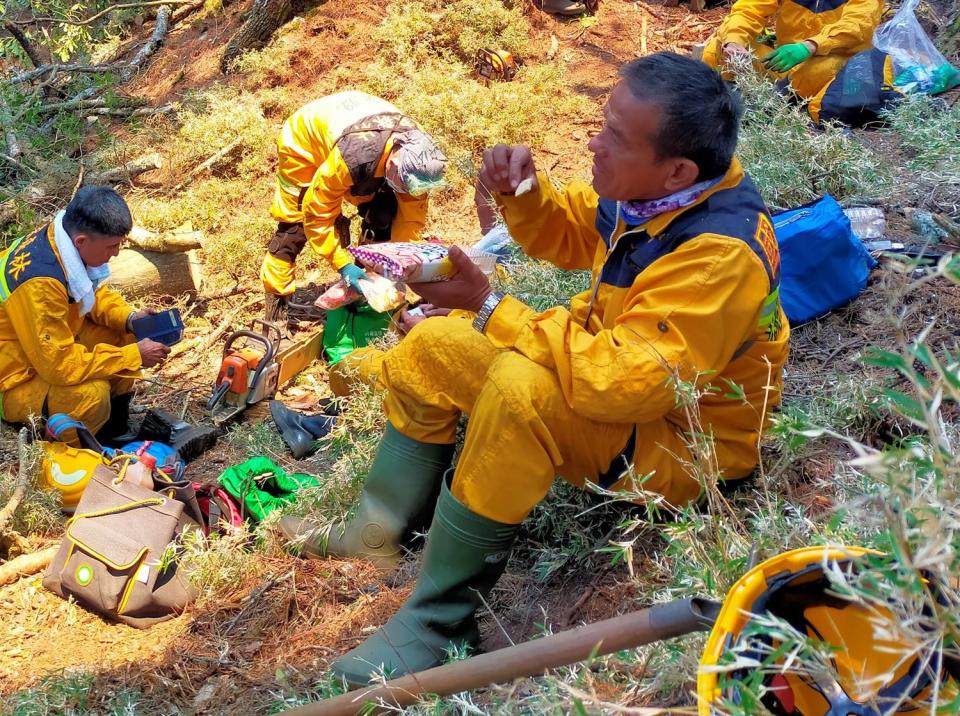 玉山森林大火地處偏遠，物資運送不易，森林護管員只能以乾糧、罐頭果腹。   圖：林務局/提供