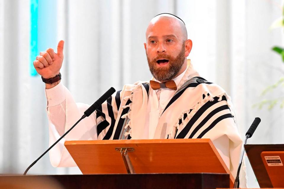 El rabino Johnathan Fisch pronuncia un sermón en Yom Kippur, el 5 de octubre de 2022, en el Templo de Judea en Coral Gables, Florida.