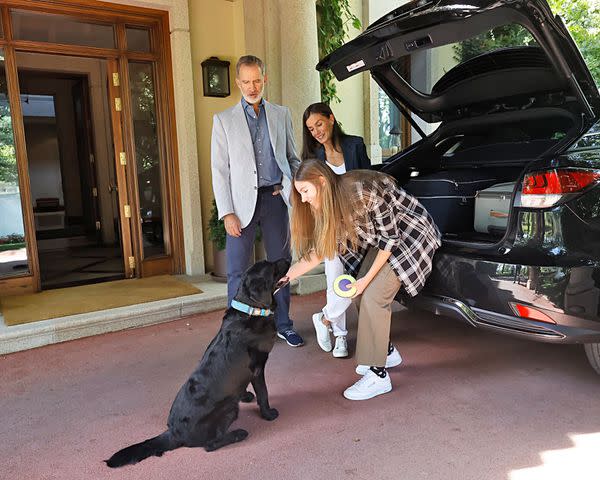 <p>Casa de S.M. el Rey/Twitter</p> Princess Sofia says goodbye to Jan, who is reportedly the family dog.