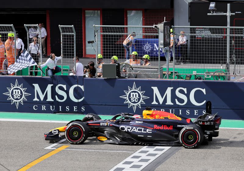 Max Verstappen, de la escudería Red Bull, pasa por la bandera a cuadros para ganar el Gran Premio de Emilia Romaña de Fórmula 1, en el Autódromo Enzo e Dino Ferrari, Imola, Italia