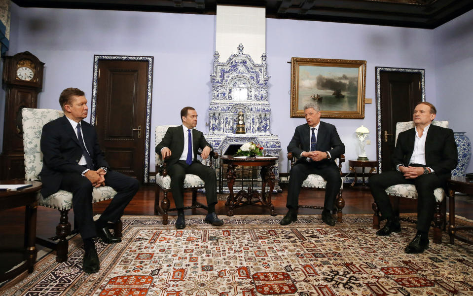 From left, Russian gas monopoly Gazprom Head Alexei Miller, Russian Prime Minister Dmitry Medvedev, Ukrainian presidential candidate Yuri Boyko and Ukrainian politician Viktor Medvedchuk talk during their meeting in Moscow, Russia, Friday, March 22, 2019. A Ukrainian presidential candidate has traveled to Moscow to meet with the Russian prime minister to discuss gas supplies. (Yekaterina Shtukina, Sputnik, Government Pool Photo via AP)