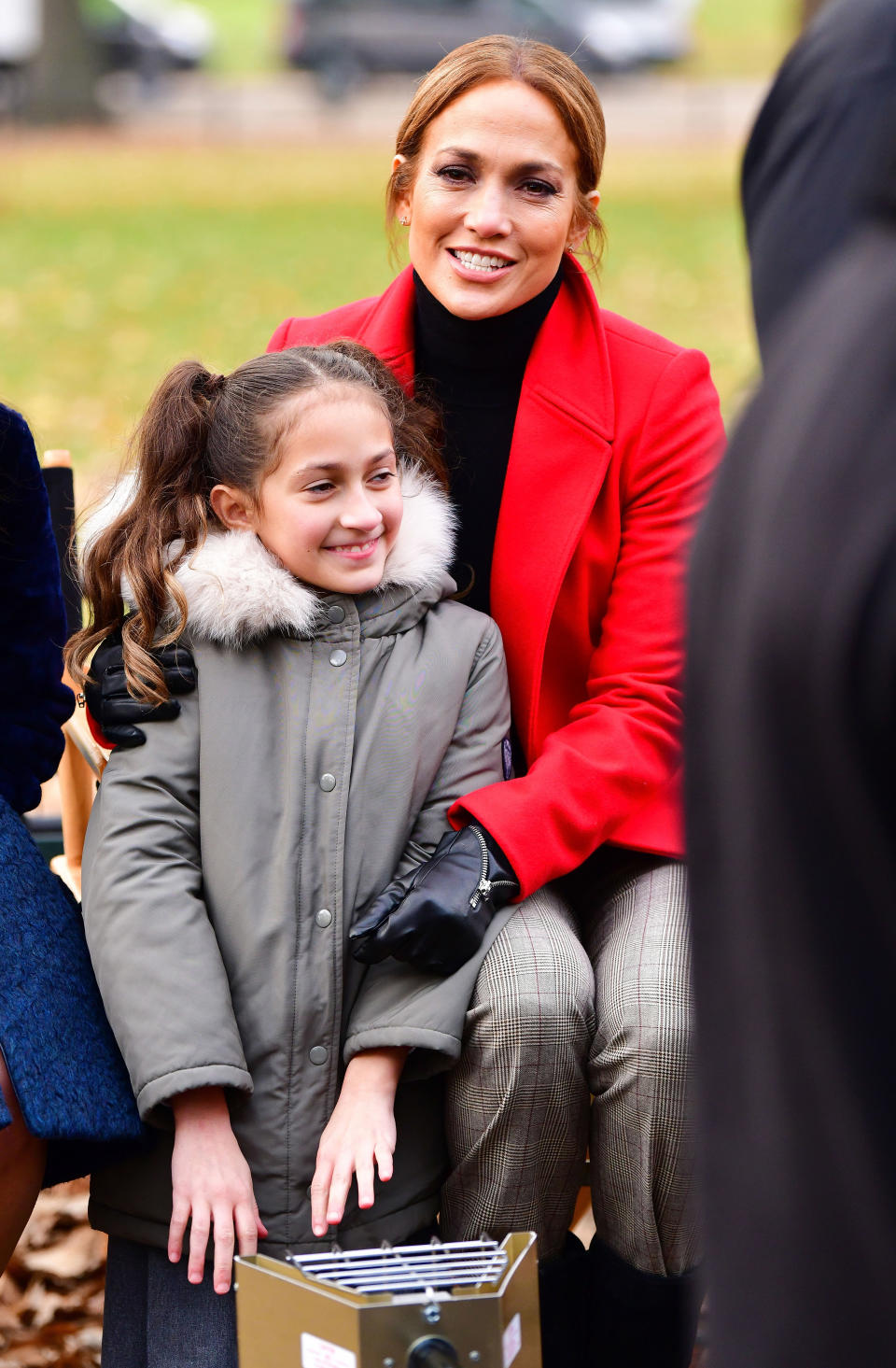 <p>Jennifer López fue captada en Central Park, en Nueva York, rodando escenas de su nueva película ‘Second Act’, y allí estuvo acompañada por sus bellos hijos Max y Emme, quienes quienes están enormes y muy parecidos a sus famosos papis/ Getty Images </p>