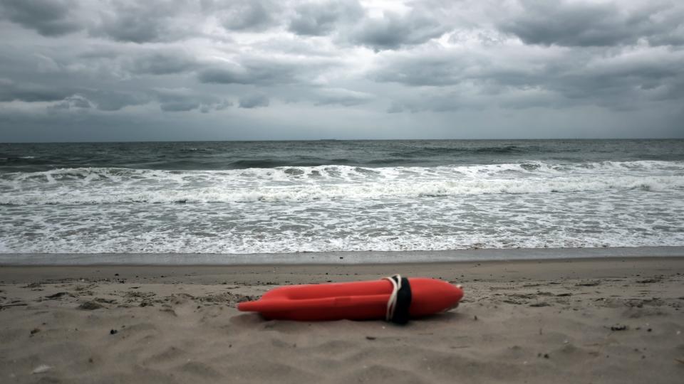 A group of treasure hunting enthusiasts located a lost engagement ring at Rockaway Beach. (Spencer Platt/Getty Images)