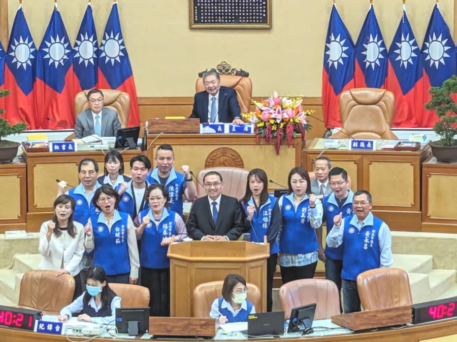 圖／侯友宜宣布，明年起提高生育獎勵金發放金額，第一胎新生兒補助新台幣3萬元、第二胎4萬元、第三胎（含）以上5萬元。（國民黨新北市議會黨團提供）