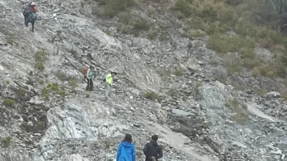 網友登山前意外拍到灰衣人。（圖／翻攝自「靠北登山大小事」臉書）