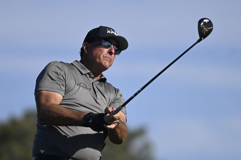 Phil Mickelson efectúa su tiro de salida en un hoyo del torneo Farmers Insurance Open en San Diego, el 26 de enero de 2022. Fue la última competencia que disputó