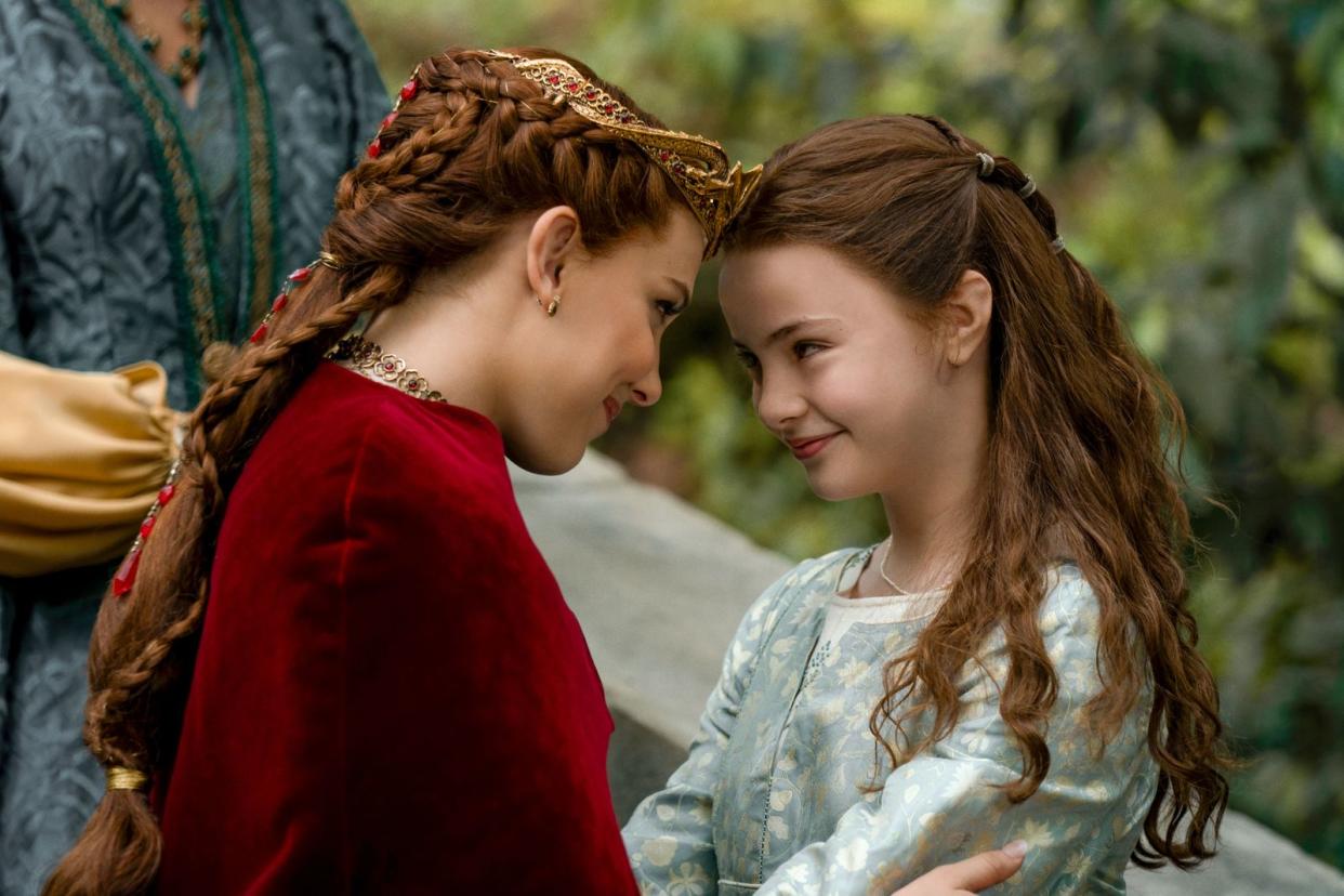 Prinzessin Elodie (Millie Bobby Brown, links) versteht sich gut mit ihrer kleinen Schwester Floria (Brooke Carter).  (Bild: Netflix / John Wilson)