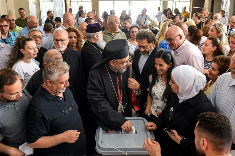 Un clérigo cristiano vota en las elecciones parlamentarias sirias el 15 de julio de 2024 en Alepo (-)