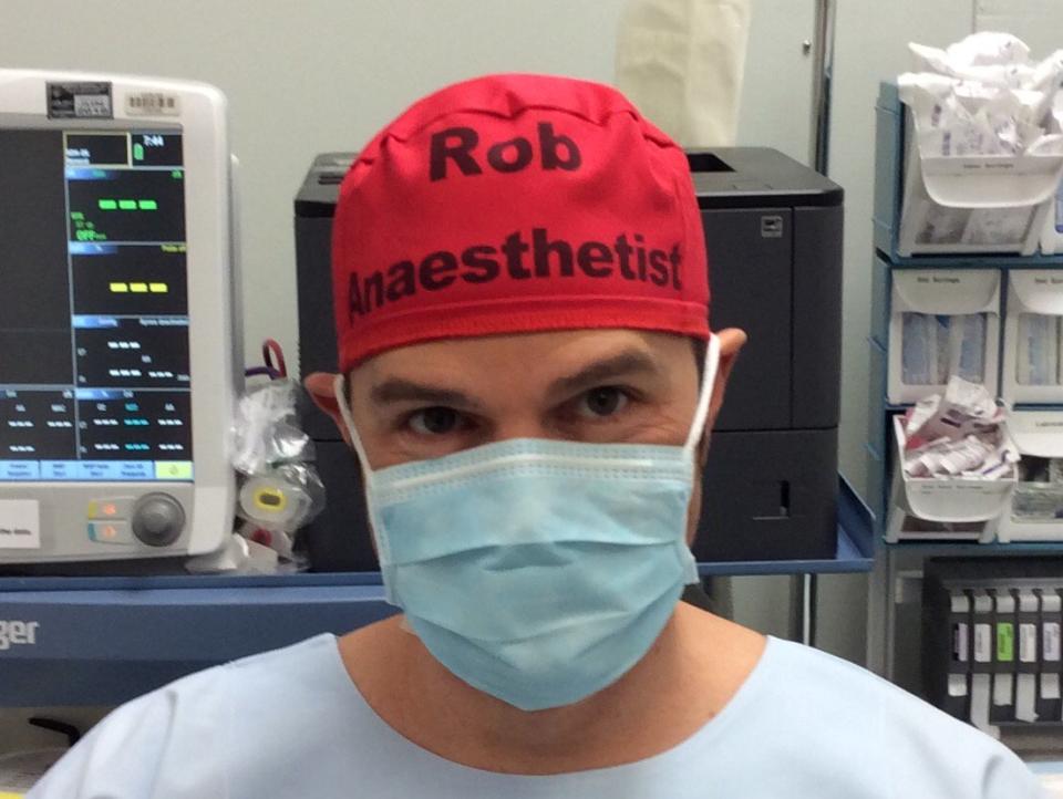 Rob Hackett comenzó a escribirse su nombre y su especialidad médica, anestesista, hace seis meses en Sidney como una sencilla medida para aumentar la seguiridad en quirófano y su iniciativa está siendo secundada en distintos países. (Foto: Twitter de Rob Hackett)